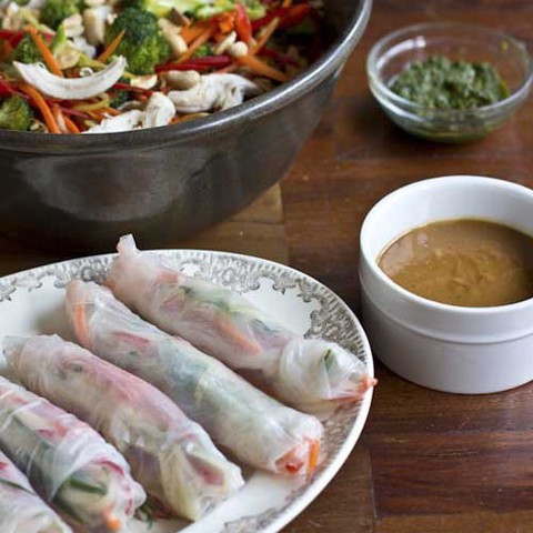 https://static-eu.insales.ru/images/products/1/3867/39022363/spring_rolls_peanut_sauce.jpg