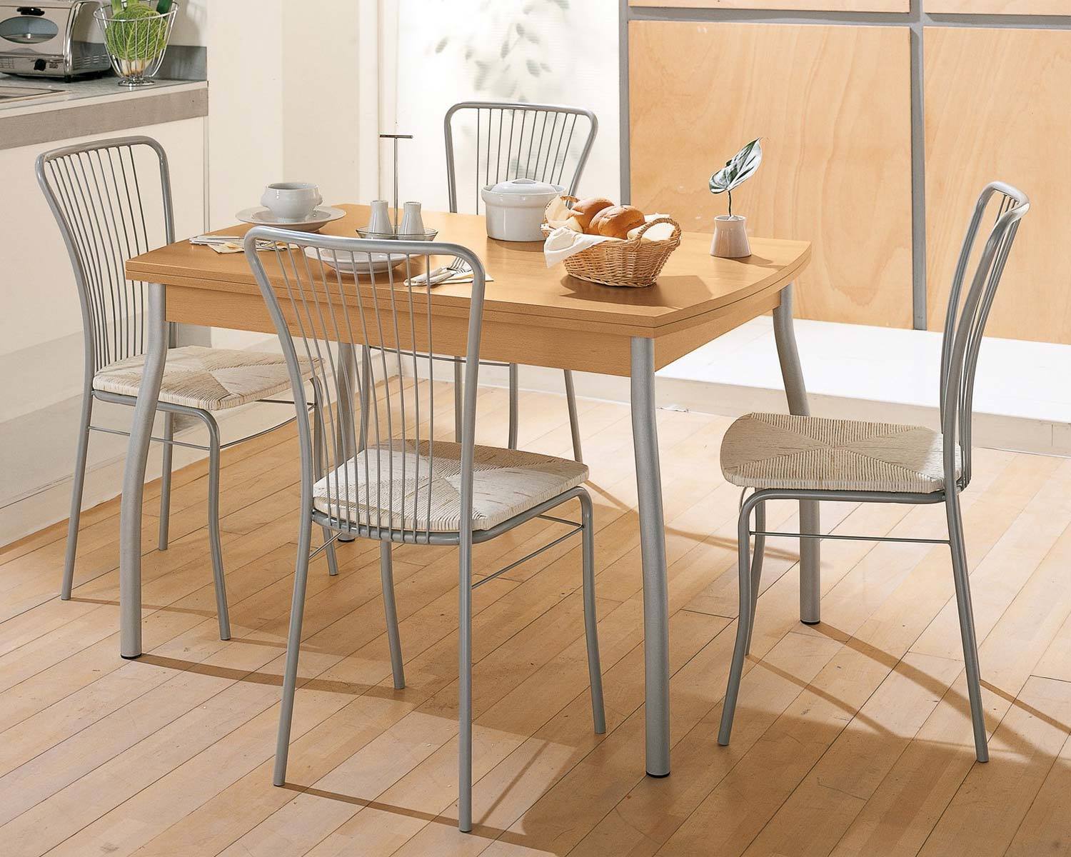 Металлические стулья в интерьере кухни