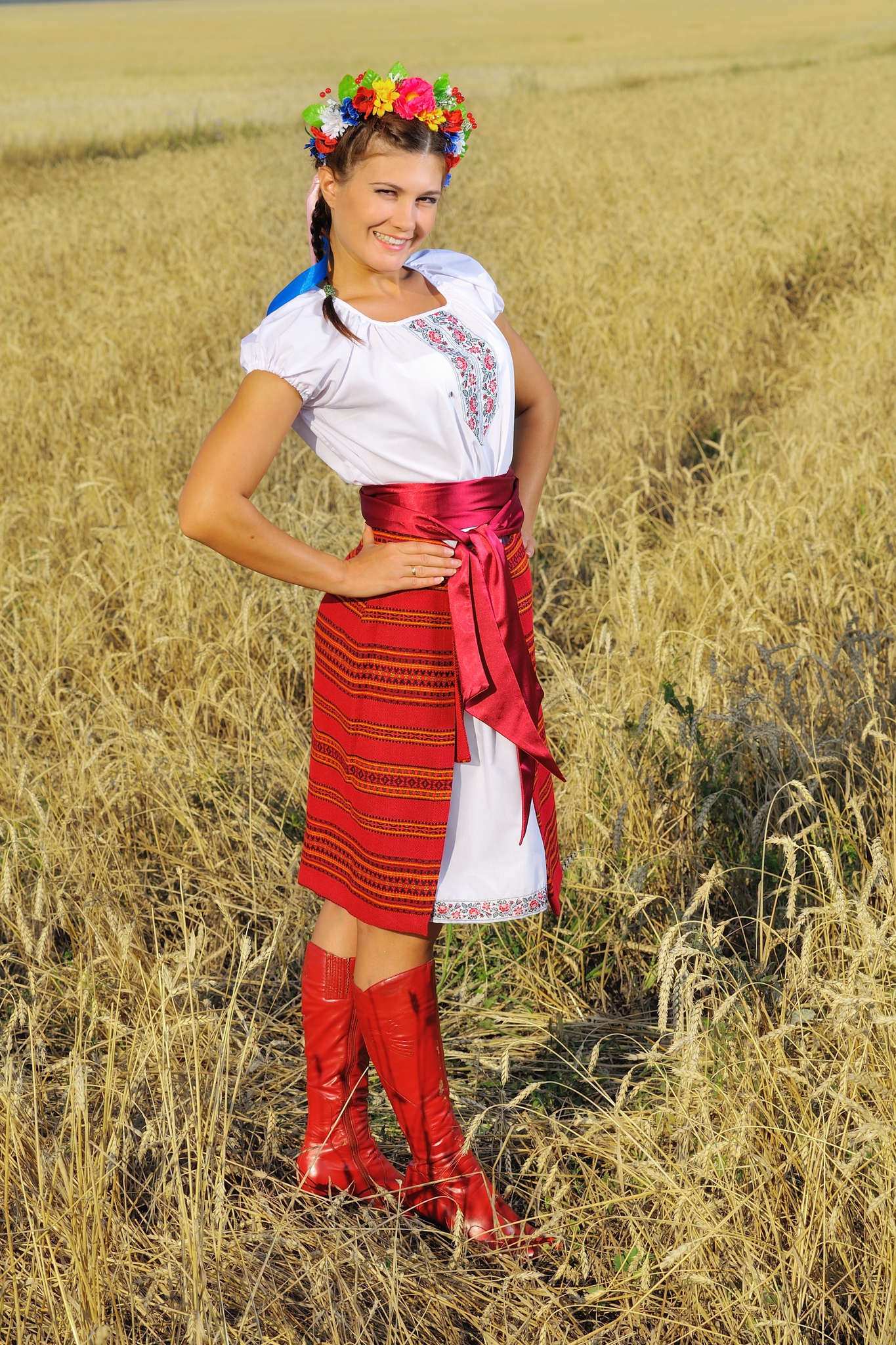 Костюм крас. Украинский костюм. Украинский костюм женский. Украинский национальный наряд. Украинский народный костюм.