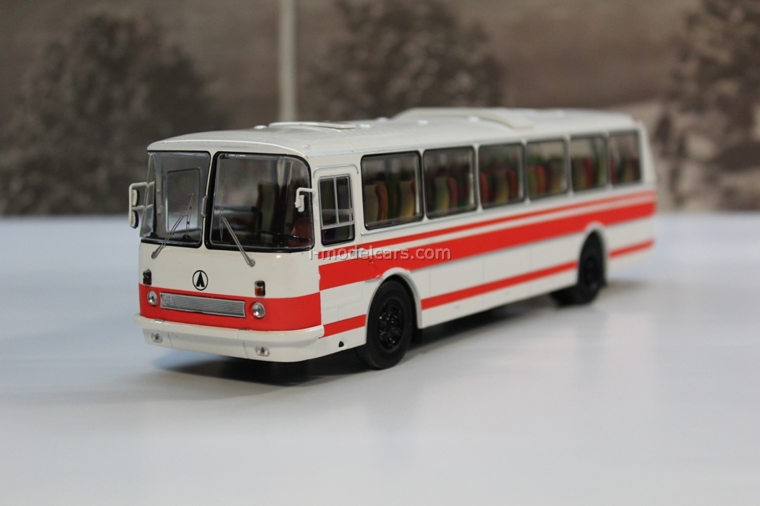 MODEL CARS LAZ 699R white-red Classicbus 1:43