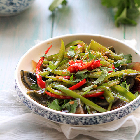 https://static-eu.insales.ru/images/products/1/4899/178688803/century_egg_salad.jpg