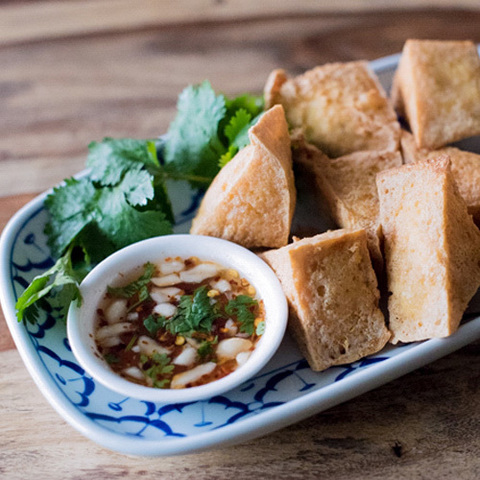 https://static-eu.insales.ru/images/products/1/5538/124892578/fried_tofu_with_sweet_chili_sauce.jpg