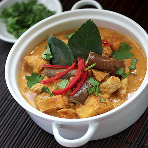 https://static-eu.insales.ru/images/products/1/6218/41236554/red_curry_chicken.jpg