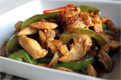 https://static-eu.insales.ru/images/products/1/6438/9689382/0540734001340808030_chicken_in_pepper_sause.jpg
