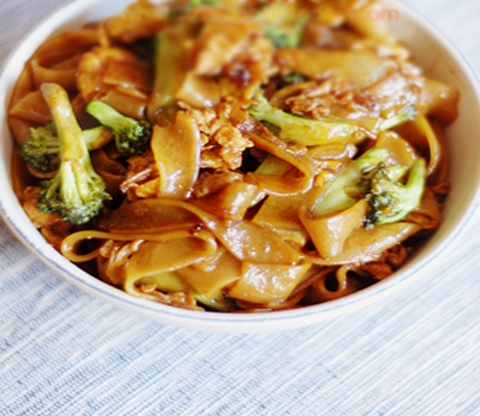 https://static-eu.insales.ru/images/products/1/6449/9689393/0968240001342510722_Kuay_tiaw_phat_si_ew.jpg