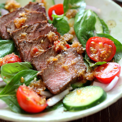 https://static-eu.insales.ru/images/products/1/7010/80747362/sambal-beef_salad.jpg