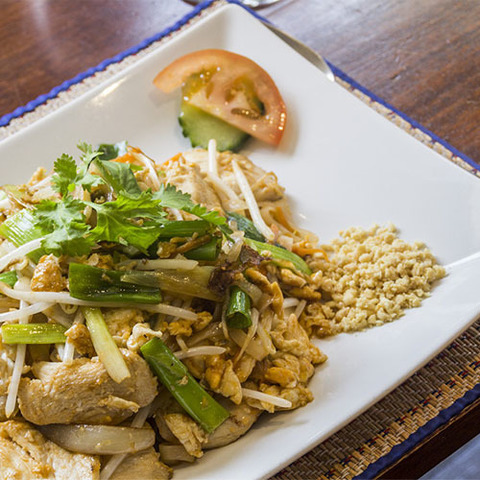 https://static-eu.insales.ru/images/products/1/7077/127327141/garlic_chicken.jpg