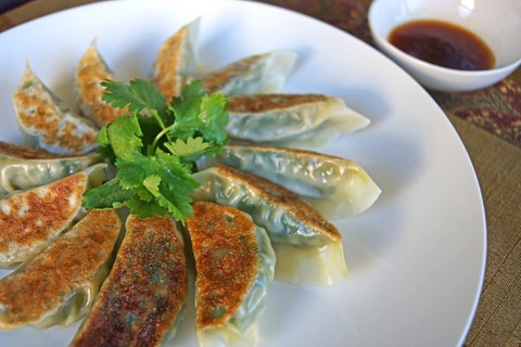 https://static-eu.insales.ru/images/products/1/7304/19397768/gyoza_with_shrimps.jpg