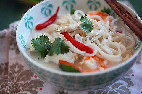 https://static-eu.insales.ru/images/products/1/7416/17956088/tom_kha_noodles.jpg