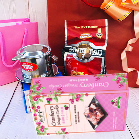 https://static-eu.insales.ru/images/products/1/7558/293371270/coffe_and_sweets_set_2020.jpg