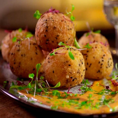https://static-eu.insales.ru/images/products/1/8074/54714250/salmon_rice_balls.jpg